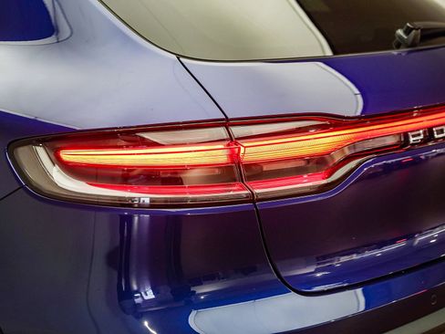 Certified 2025 Porsche Macan AWD/4WD image 13