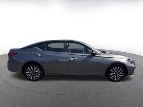 Used 2025 Nissan Altima 2.5 SV FWD image 16