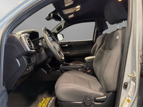 Used 2019 Toyota Tacoma TRD Sport w/ Technology Package AWD/4WD image 18