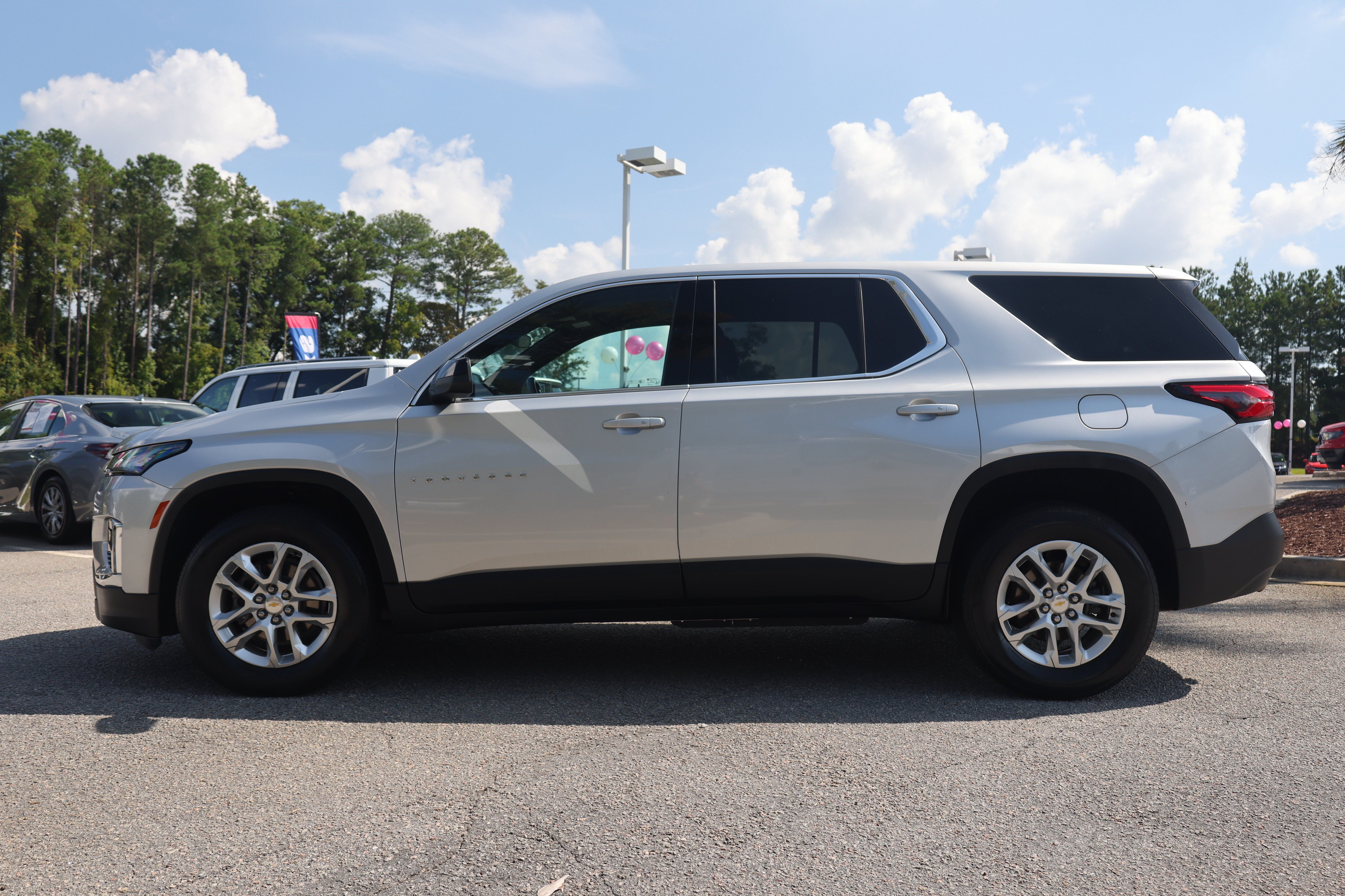 Used 2022 Chevrolet Traverse LS FWD image 2
