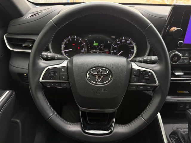 Used 2024 Toyota Highlander XSE FWD image 13
