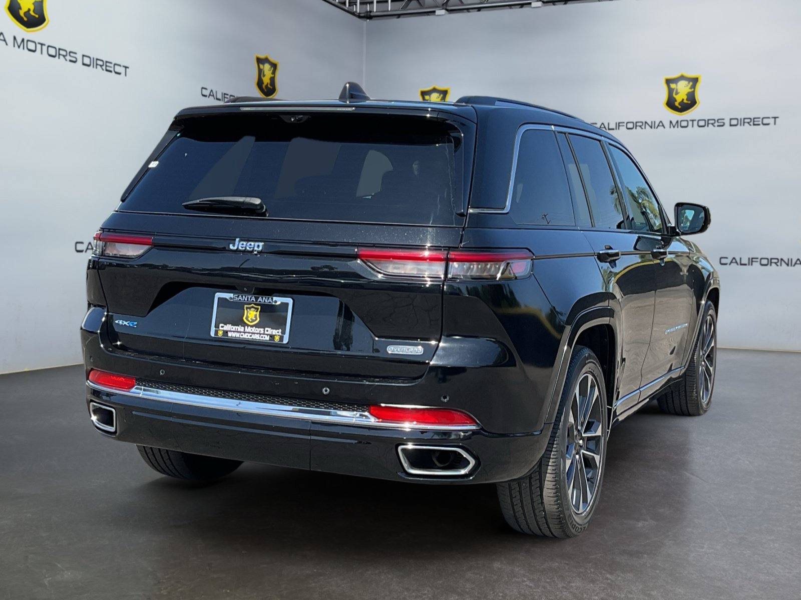 Used 2023 Jeep Grand Cherokee Overland w/ Luxury Tech Group IV AWD/4WD image 5