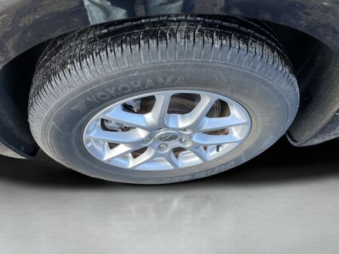 Used 2024 Chrysler Pacifica Touring-L image 9