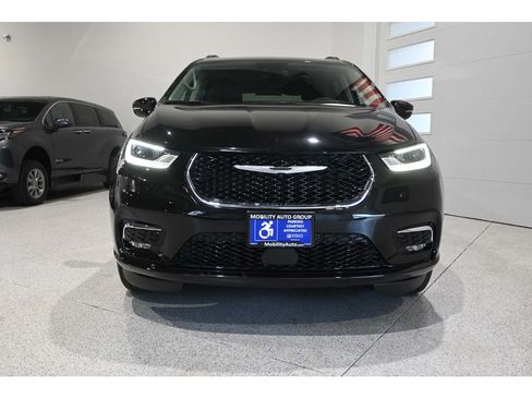 Used 2022 Chrysler Pacifica Touring-L FWD image 4