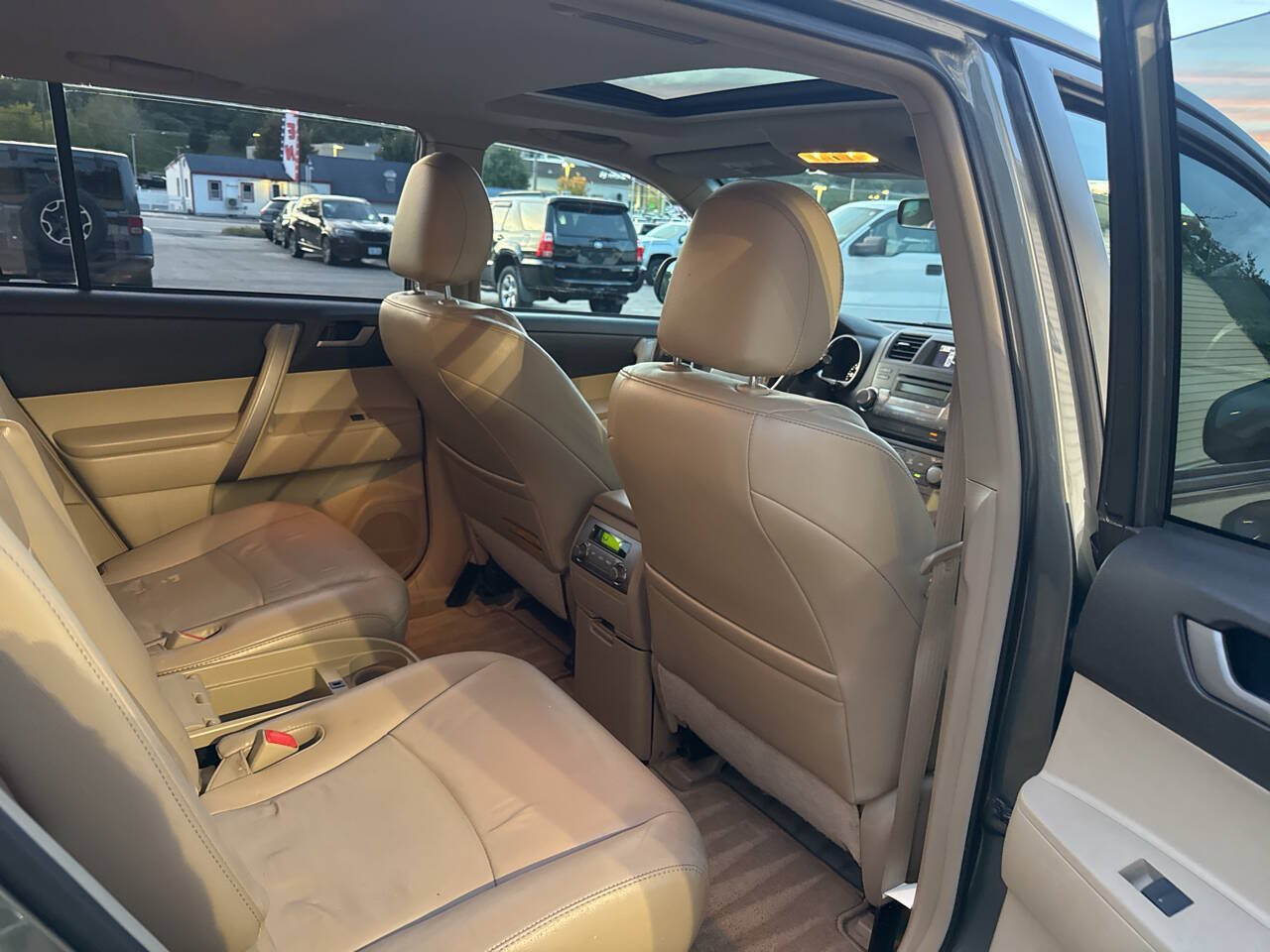 Used 2010 Toyota Highlander SE AWD/4WD image 6