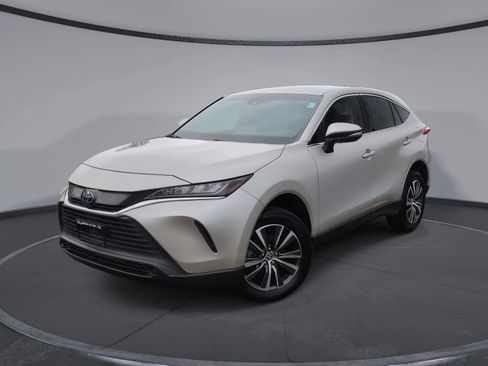 Used 2022 Toyota Venza LE image 1