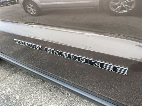 Used 2019 Jeep Grand Cherokee Limited w/ Luxury Group II image 10