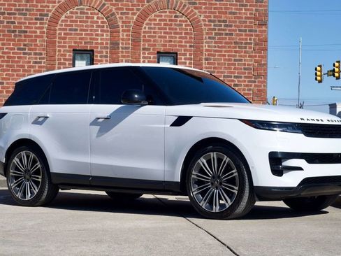 Used 2024 Land Rover Range Rover Sport SE image 3