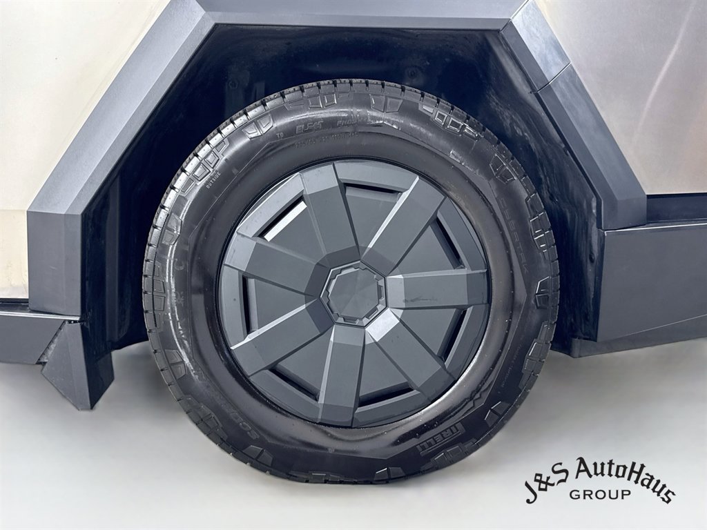Used 2024 Tesla Cybertruck AWD Crew Cab image 40
