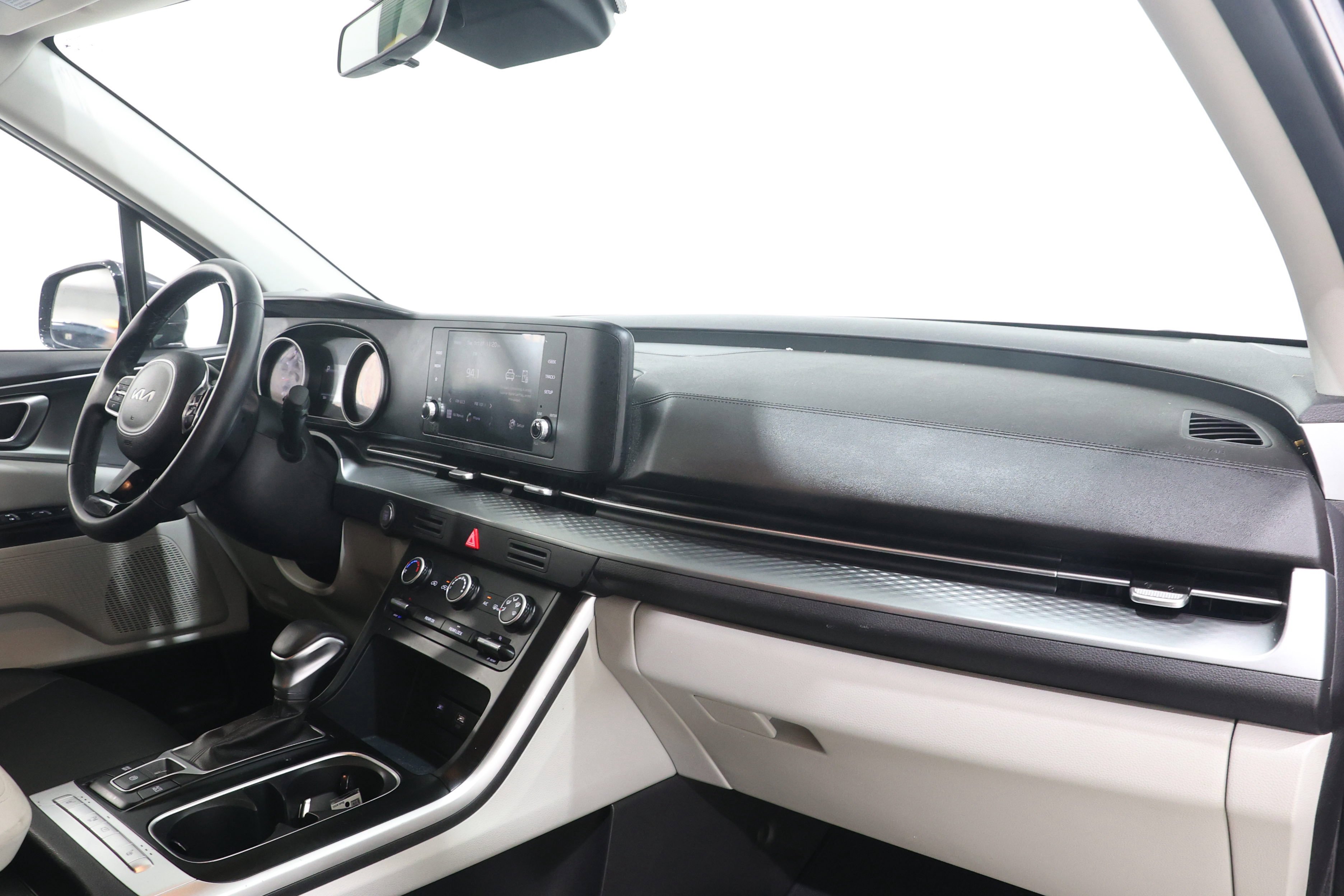 Used 2022 Kia Carnival LX FWD image 16