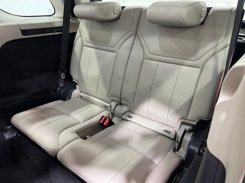 Used 2018 Land Rover Discovery HSE image 32