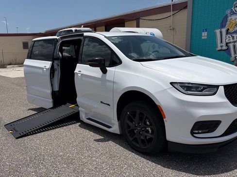 Used 2024 Chrysler Pacifica Touring-L w/ S Appearance Package FWD image 8