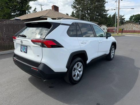 Used 2019 Toyota RAV4 LE FWD image 4