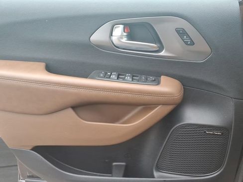 Used 2019 Chrysler Pacifica Limited w/ Advanced Safetytec Group FWD image 16