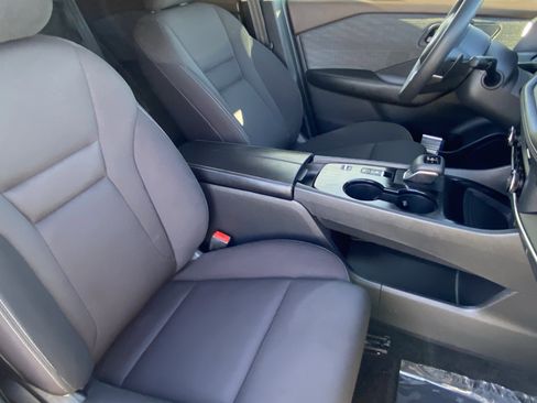 Used 2023 Nissan Rogue S image 11