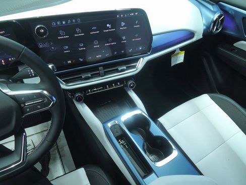 New 2026 Chevrolet Equinox EV LT image 17