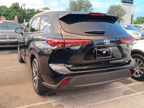 Used 2023 Toyota Highlander XLE FWD image 3