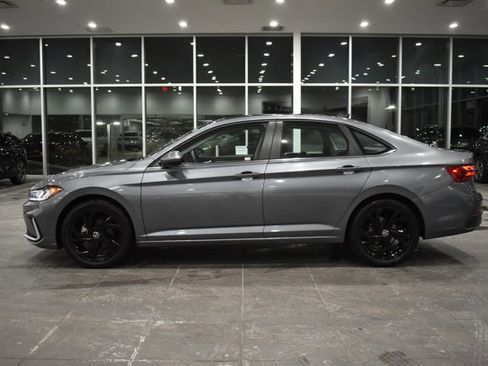 Used 2025 Volkswagen Jetta SE w/ Sunroof Package image 7