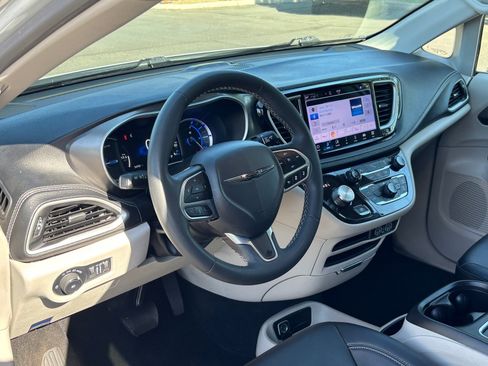 Used 2024 Chrysler Pacifica Limited FWD image 21