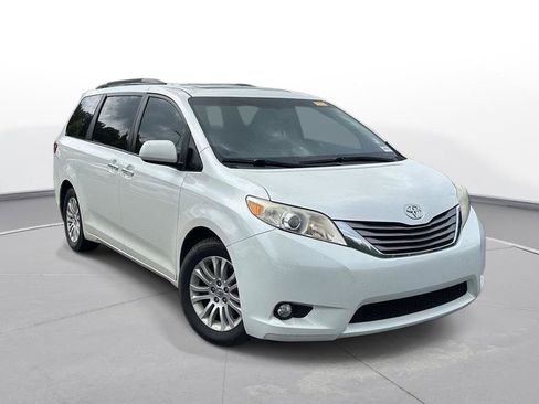 Used 2015 Toyota Sienna XLE FWD image 4