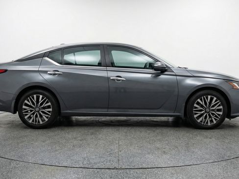 Used 2025 Nissan Altima 2.5 SV FWD image 11