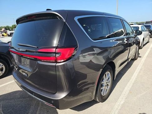 Used 2023 Chrysler Pacifica Touring-L FWD image 3
