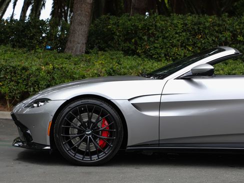 Used 2023 Aston Martin V8 Vantage Roadster RWD image 28