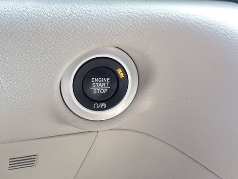 Used 2024 Chrysler Pacifica Touring-L FWD image 16