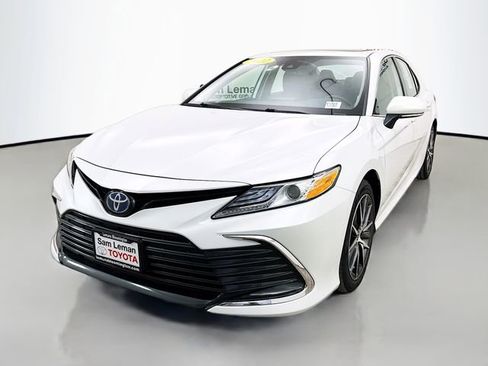 Used 2022 Toyota Camry XLE w/ Navigation Upgrade Package image 3