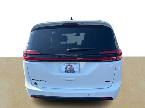 Used 2023 Chrysler Pacifica Touring-L w/ S Appearance Package AWD/4WD image 5