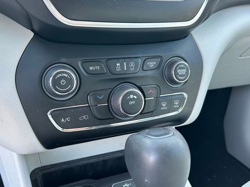 Used 2021 Jeep Cherokee Latitude Plus image 18