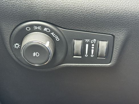 Used 2026 Jeep Compass Latitude AWD/4WD image 12