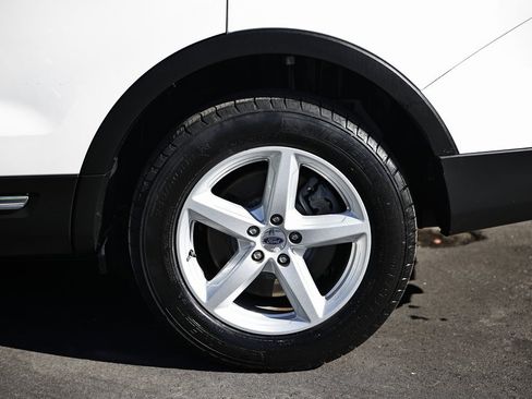 Used 2017 Ford Explorer XLT w/ Equipment Group 202A image 5