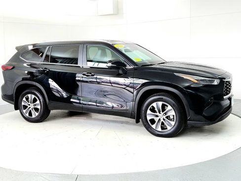 Certified 2024 Toyota Highlander XLE AWD/4WD image 7