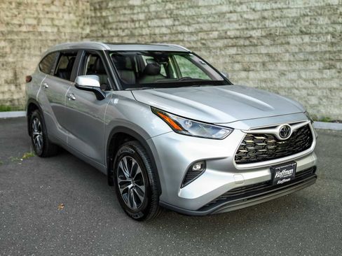 Certified 2025 Toyota Highlander XLE image 2