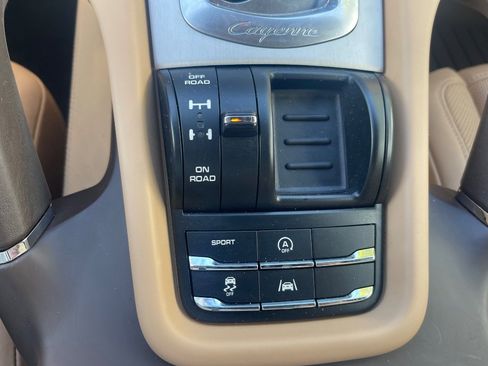 Used 2018 Porsche Cayenne Platinum Edition image 19