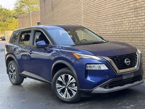 Used 2022 Nissan Rogue SV image 2