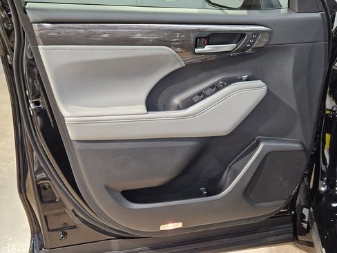 New 2026 Toyota Highlander Platinum AWD/4WD image 11