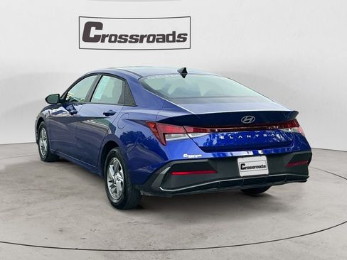 Used 2025 Hyundai Elantra SE FWD image 3