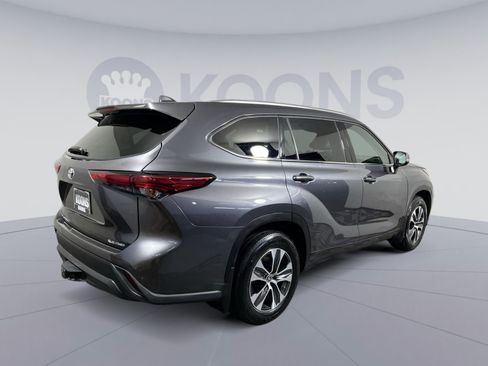 Used 2021 Toyota Highlander XLE AWD/4WD image 11
