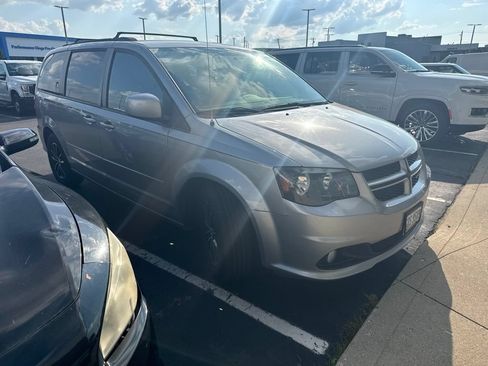 Used 2016 Dodge Grand Caravan R/T FWD image 2
