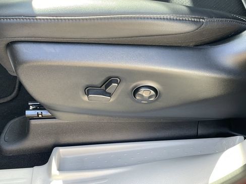 Used 2024 Chrysler Pacifica Touring-L FWD image 28