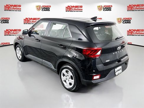 Used 2020 Hyundai Venue SE image 2