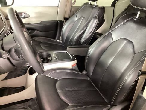 Used 2023 Chrysler Pacifica Touring-L FWD image 10