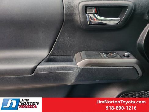 Used 2017 Toyota Tacoma TRD Sport w/ Tow Package RWD image 24