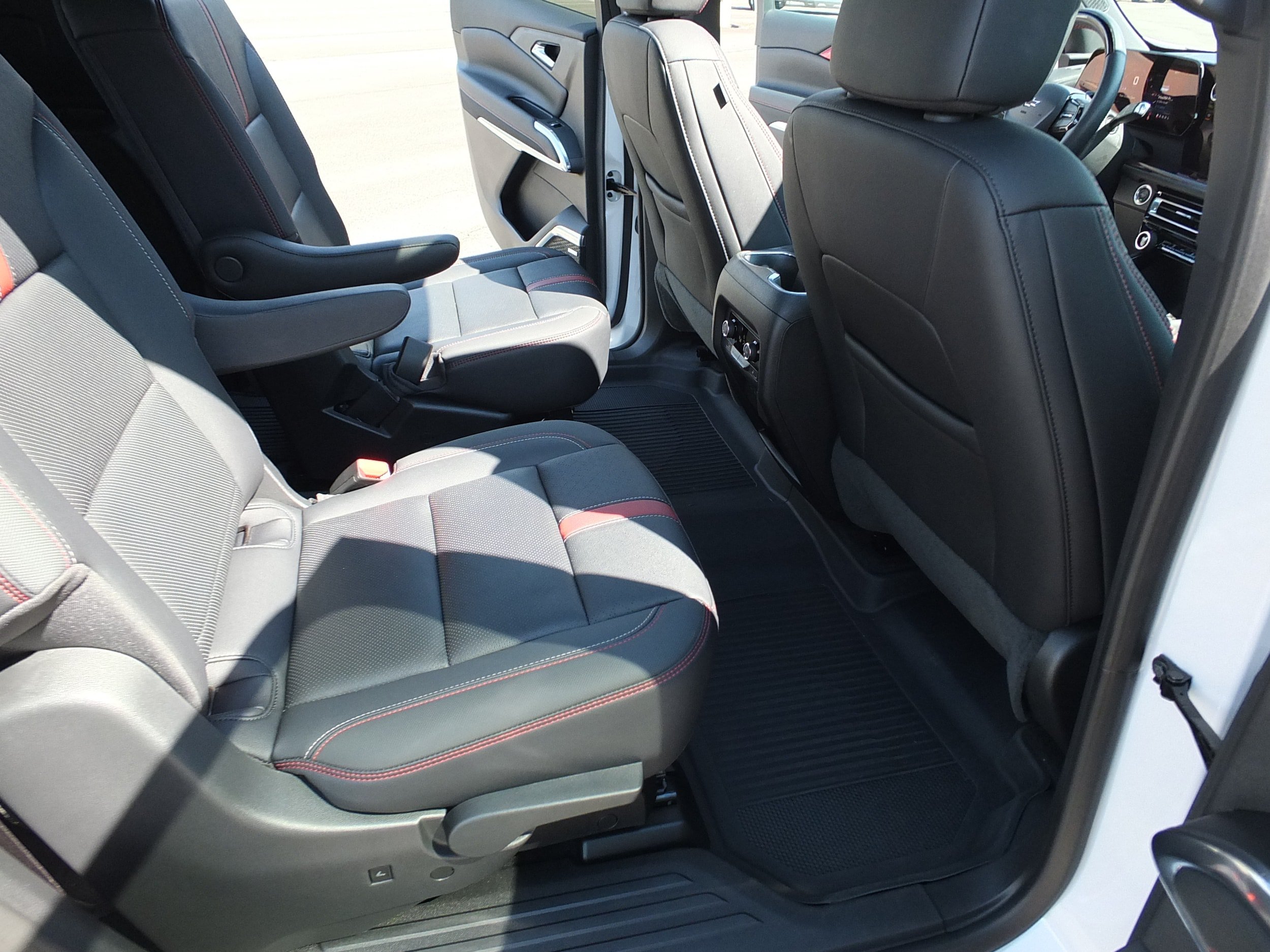 Used 2025 Chevrolet Traverse RS w/ LPO, Floor Liner Package FWD image 14