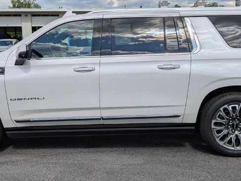 Used 2023 GMC Yukon XL Denali Ultimate AWD/4WD image 7