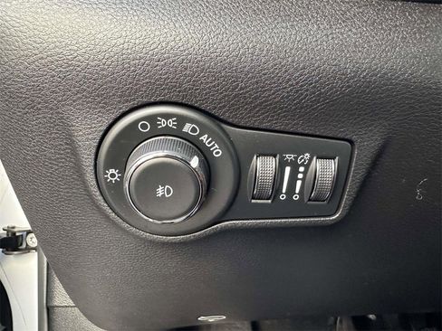 Used 2022 Jeep Compass Limited image 21