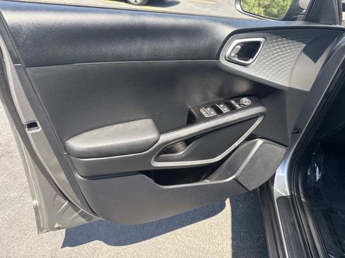 Used 2025 Kia Soul LX FWD image 16
