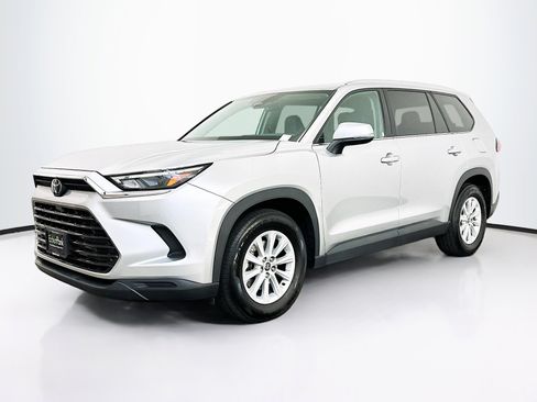 Used 2025 Toyota Grand Highlander XLE image 3